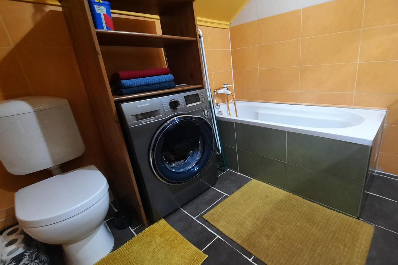 Airportone Apartment Vecses Bagian luar foto