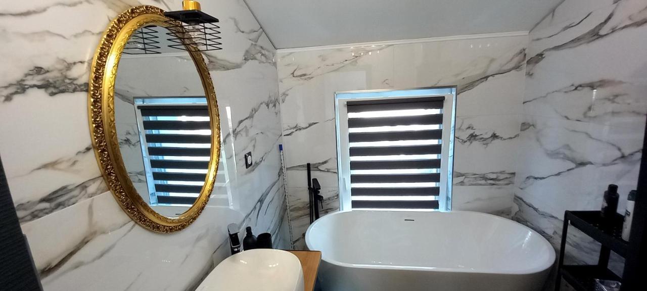 Airportone Apartment Vecses Bagian luar foto