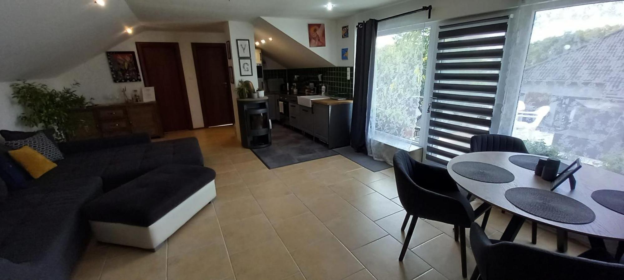 Airportone Apartment Vecses Bagian luar foto